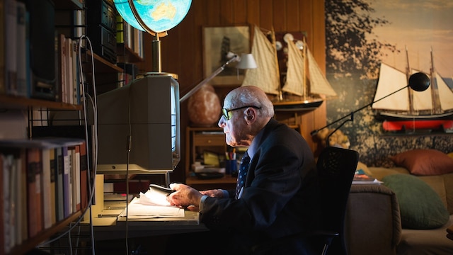 Der 102-jährige Wilhelm Simonsohn in seiner Hamburger Wohnung am Computer.