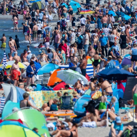 Touristen und Tagesgäste nutzen das warme und sonnige Wetter für einen Strandbesuch