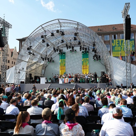Blick auf die Bühne beim Eröffnungsgottesdienst des 38. Deutschen Evangelischen Kirchentags am Hauptmarkt.