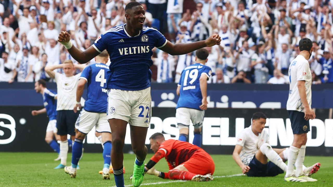 Schalke schlägt abstiegsbedrohte Rostocker