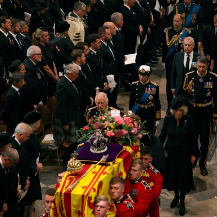 König Charles III., Camilla, Queen Consort und andere Mitglieder der königlichen Familie folgen dem Sarg von Königin Elizabeth II., als er vor ihrem Staatsbegräbnis am Montag, den 19. September 2022 in London in die Westminster Abbey getragen wird.