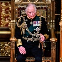 Der damalige Prinz Charles von Großbritannien sitzt zur Eröffnung des Parlaments im House of Lords am 10.05.2022 neben der Imperial State Crown auf seinem Platz.