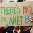 Eine Aktivistin hält bei einer Fridays for Future Demonstration ein Schild mit der Aufschrift "There's no Planet B" hoch.