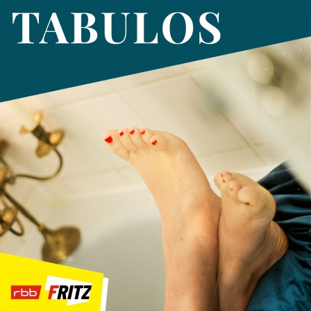 Ein Paar Füße mit rot lackierten Nägeln, die überkreuzt liegen; im Hintergrund ein goldener Kerzenhalter. (Bildquelle: Lilly Extra)