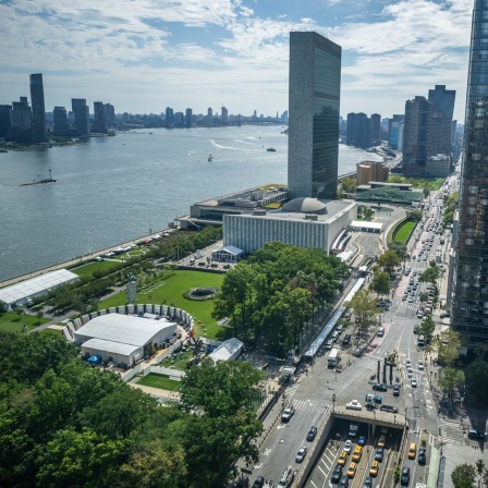 Blick auf das Gelände des Hauptquartiers der Vereinten Nationen (UN) am East River in New York. 