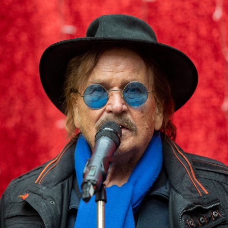 Musiker Frank Zander spricht bei einer Weihnachtsaktion (Bild: dpa / Christophe Gateau)