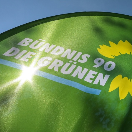 Fahne mit dem Logo der Partei Bündnis 90 / Die Grünen