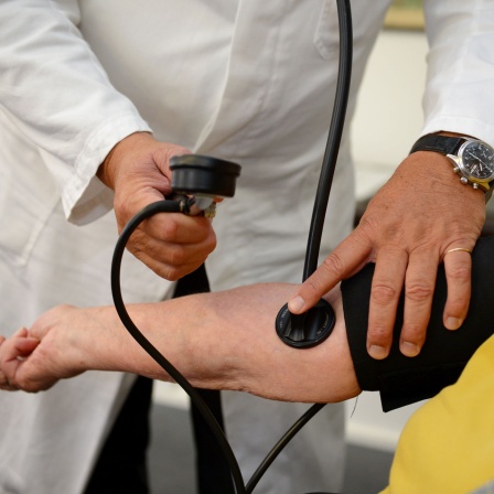 Hausarzt mit Patientin