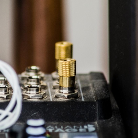 Nahaufnahme von Soundequipment. Es sind Kabel, Klinken, Buchsen, etc. zu sehen.