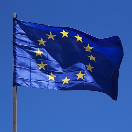 Eine gehisste Europa Flagge vor blauem Himmel
