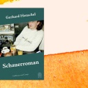 Cover des Romans "Schauerroman" von Gerhard Henschel. Das grüne Cover zeigt ein Foto eines jungen Mannes mit Brille und im Sweatshirt, der an einem Tisch sitzt. Vor ihm stehen einen Konservendose, eine Tasse Kaffee, ein Aschenbecher und ein Glas Saft.