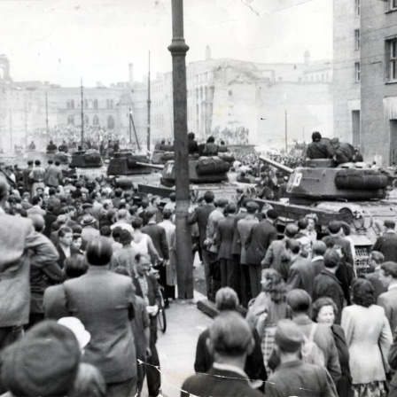  Ost-Berlin am 17.Juni 1953: Demonstrierende vor sowjetischen T-34 Panzern am "Haus der Ministerien" in der Leipziger Straße.