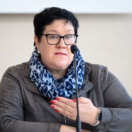 Kathrin Michel, Co-Vorsitzende der SPD Sachsen, spricht während einer Pressekonferenz zu den Ergebnissen bei der Bundestagswahl im Raum der Landespressekonferenz im Sächsischen Landtag.