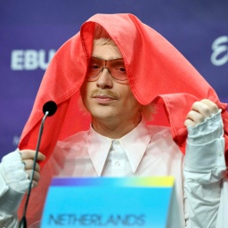 Joost Klein, der die Niederlande vertritt, während der Pressekonferenz nach dem zweiten Halbfinale des Eurovision Song Contest in der Malmö Arena. 