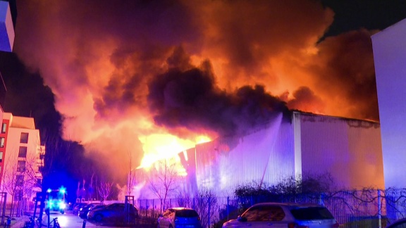 Brisant - Berlin: Großbrand In Lagerhalle Für Parkettböden