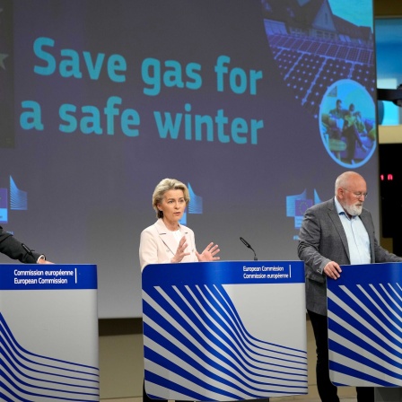 Ursula von der Leyen (2.v.l), Präsidentin der Europäischen Kommission, Frans Timmermans (2.v.r), EU-Kommissar für den Europäischen Green Deal, Kadri Simson (r), EU-Kommissarin für Energie, und Eric Mamer, Sprecher der EU-Kommission nehmen, an einer Pressekonferenz am EU-Hauptsitz teil.