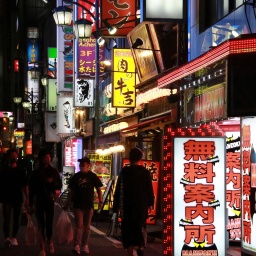 Blick in das Viertel Kabukichō, ein Vergnügungsviertel mit vielen Gastgeberclubs, Liebeshotels, Geschäften, Restaurants und Nachtclubs.