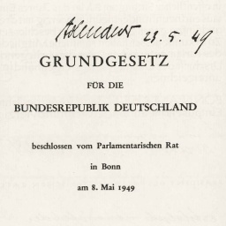 Collage:8. Mai: Keitel bei Unterzeichnung Kapituation 1945, Grundgesetz 1949 (Bild: picture-alliance/dpa/akg-images)