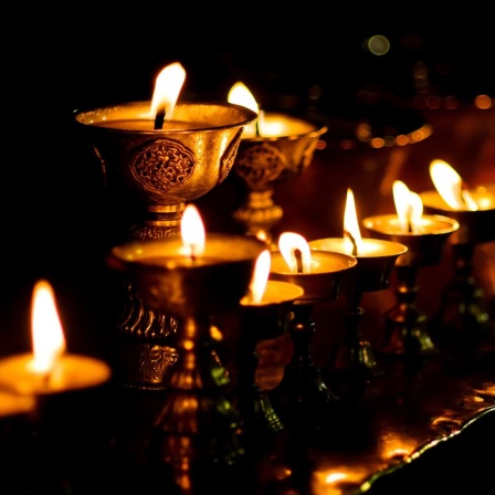 Kerzen in einem tibetanischen Tempel