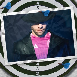 Eine Fotomontage zeigt einen Spion mit Schlapphut und dunklem Mantel. Darunter trägt er das pinkfarbene Trikot der Deutschen Fußball-Nationalmannschaft.