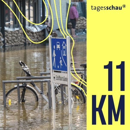 Das Wasser der Donau steht auf der Uferpromenade der Stadt