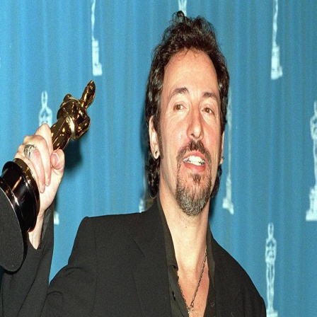 Bruce Springsteen 1994 mit seinem Oscar für den Film-Song Streets of Philadelphia