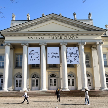 An der Fassade des Fridericianums sind drei Motive mit dem Titel &#034;Anti War Drawings, 2022&#034; des documenta-Künstlers Dan Perjovschi angebracht. Sie sollen ein Zeichen der Solidarität mit der Ukraine darstellen. Während der documenta 15 vom 18. Juni bis 25. September 2022 sollen weitere Zeichnungen von Perjovschi im Stadtraum zu aktuellen Themen zu sehen sein.
