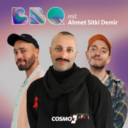 Die Hosts Zuher Jazmati und Dominik Djialeu mit Ahmet Sitki Demir 
