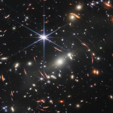 Offenbar lässt eine rätselhafte Dunkle Energie das Weltall mit seinen Galaxien immer schneller expandieren. (JWST/NASA/ESA/CSA)