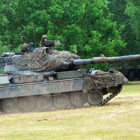 EIn Kampfpanzer des Typs Leopard 1A5 bei einer Militärübung der belgischen Armee 