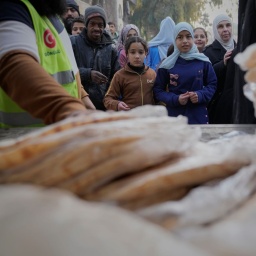 Die türkische Wohltätigkeitsorganisation Fetih verteilt Brot im palästinensischen Flüchtlingslager Yarmouk am Stadtrand von Damaskus.