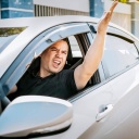 Ein Autofahrer gibt Handzeichen