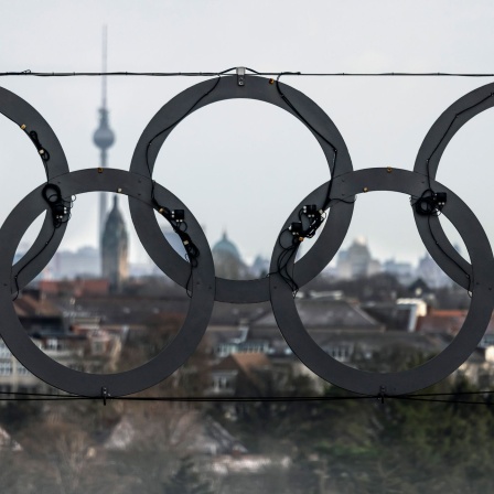 Blick durch die Olympischen Ringe am Olympiastadion auf Berlin und den Funkturm (Bild: dpa / Michael Hanschke)