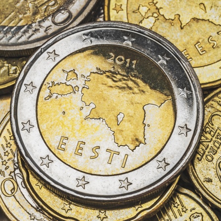 Euro-Münzen aus Estland. Das 1-Euro-Stück mit der Aufschrift &#034;EESTI&#034; und &#034;2011&#034; zeigt auf der Rückseite das Festland sowie die beiden Inseln Saaremaa und Hiiumaa: Die zweifarbigen Euro-Münzen bestehen aus zwei unterschiedlichen Materialien.