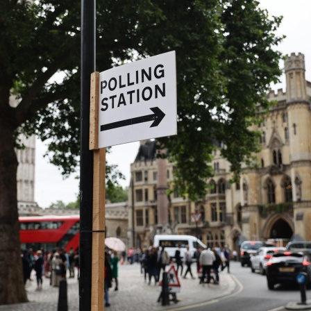 Ein Schild mit der Aufschrift "Polling Station" an einer Straße in London.