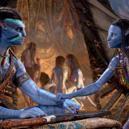 Jake Sully (l) und Neytiri in einer Szene des Films "Avatar 2: The Way Of Water".