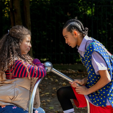 GRIPS Theater: Woche - Woche | Kim Biebow und Eike N.A. Onyambu © David Baltzer/Bildbühne