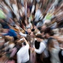 Symbolbild: Feiernde, singende Menschen beim Oktoberfest (2022)