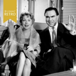 Max Schmeling mit Ehefrau Anny Ondra posieren winkend in ihrem Wohnzimmer (1957)