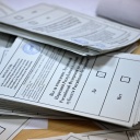 Ausgefüllte Wahlzettel zum Ukraine-Referendum vom 27.09.2022 stapeln sich auf einem Tisch.