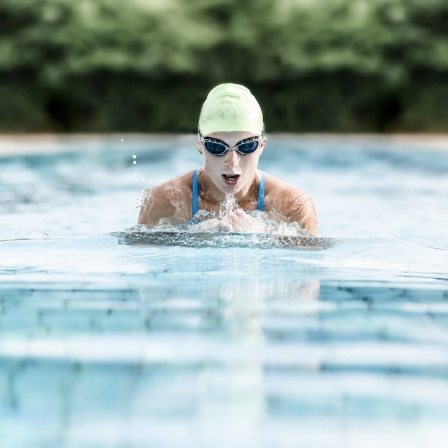 Eine Frau schwimmt in einem Schwimmbad