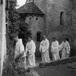  Mehrere Brüder der Gemeinschaft in Taizé auf dem Weg zur Meditation. Foto von 1962