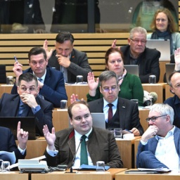 08.12.2023: AfD-Abgeornete heben die Hand zur Abstimmung während der Sitzung des Thüringer Landtags.