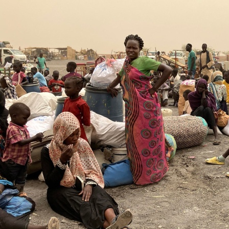 Flüchtlinge aus dem Sudan warten nach der Überquerung der Grenze in den Südsudan auf einen Transport in das Transitlager der grenznahen Stadt Renk. 