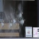 Einschusslöcher in der Scheibe eines Supermarktfensters in Buffalo nach einem rechtsextremen Attentat