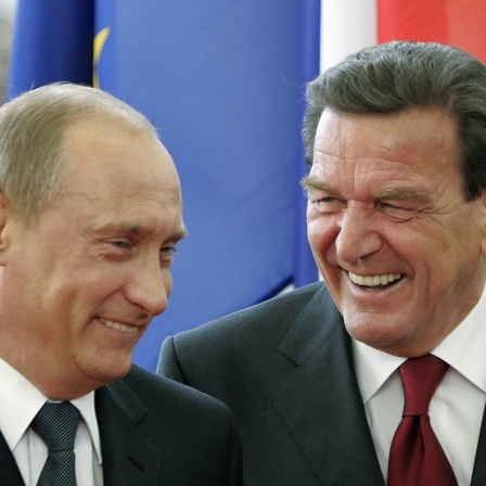 Bundeskanzler Gerhard Schröder (rechts) und der russische Präsident Wladimir Putin am 8. September 2005 in Berlin. Am 18. September 2005 verlort Bundeskanzler Gerhard Schröder die Bundestagswahl, am 22. November übergibt er das Amt an Angela Merkel. Am 9. Dezember 200 wird bekannt, dass er in den Dienst des russischen Erdgaskonzerns Gazprom wechselt.