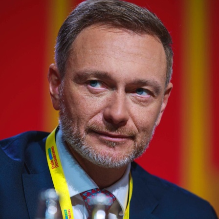 Christian Lindner auf dem Podium beim 74.  Bundesparteitag der FDP Deutschland in Berlin am 21.04.2023.