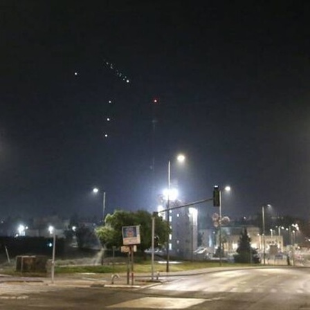 Nach dem iranischen Angriff auf Israel sind Explosionen am Himmel über Jerusalem zu sehen
