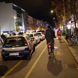 Radfahrer demonstrieren in der Kantstraße für die Beibehaltung des bisherigen Radstreifens, Berlin 18.11.2024; © picture alliance/Jörg Carstensen