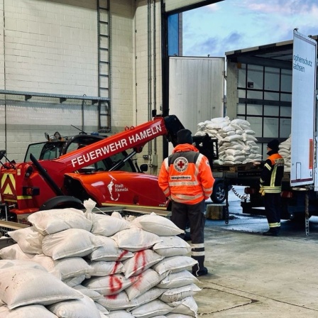 Sandsäcke aus dem Kontigent der Feuerwehren aus dem Kreis Hameln-Pyrmont werden auf Lastwagen aufgeladen.